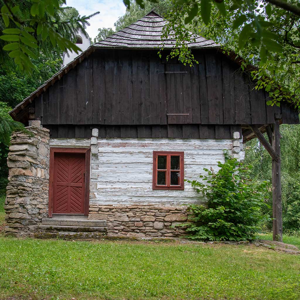 Skanzén Chánovice - Pohled na roubené stavby ve Skanzenu Chánovice, ukázka lidové architektury Klatovska